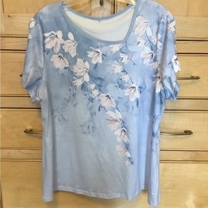 Pale blue gray floral blouse Size 1X short sleeve, V-neck, 5% spandex = stretchy